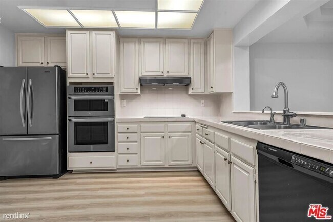 Building Photo - 2122 Century Park Ln