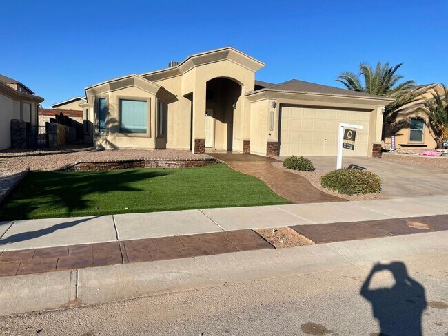 Building Photo - Amazing 3 bedroom 2 bath home in East El Paso!