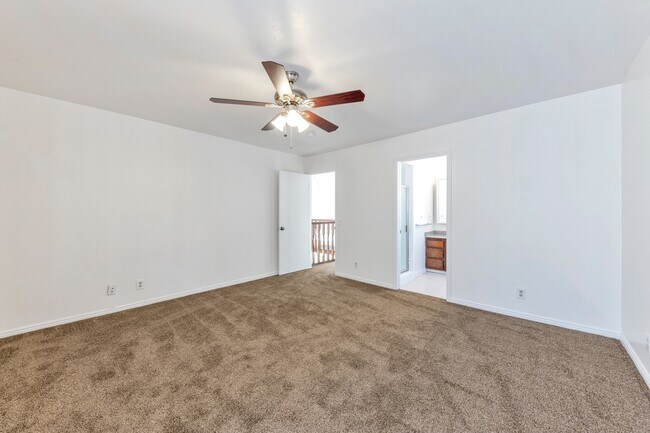 Building Photo - Enormous 4 Bed / 3 Bath Pet Friendly Home ...