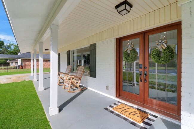 Foto del edificio - Charming 3-Bedroom Home with Granite Count...