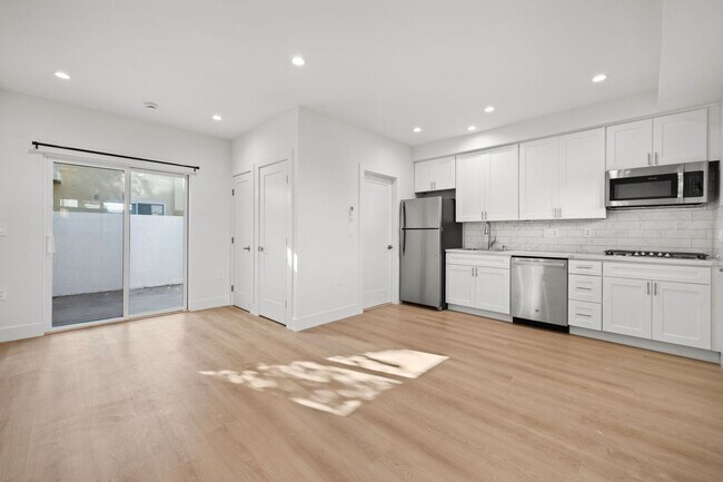 Foto del edificio - Charming Brand-New Detached ADU with Private Entrance & Yard!
