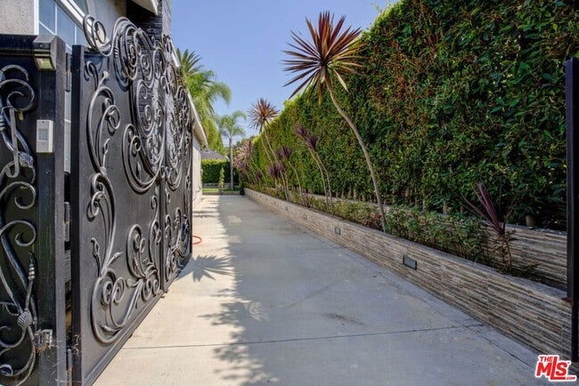Building Photo - 2228 Nella Vista Ave