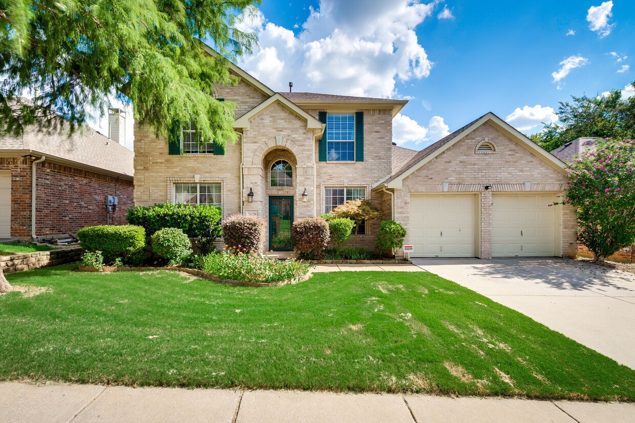 Front view of this beautiful home - 1920 Parktree Dr