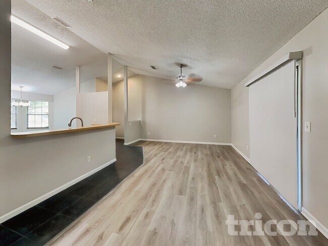 Building Photo - 1689 Ashwood Cir