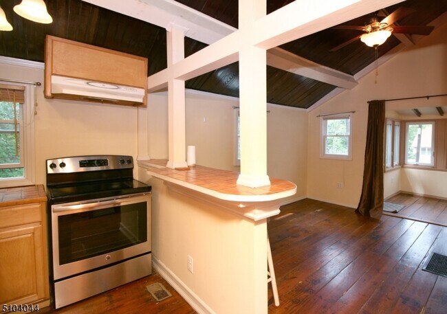 Building Photo - 356 Maxim Dr