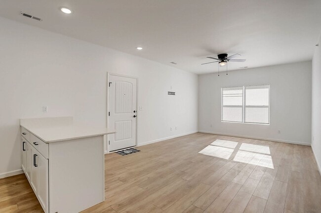 Building Photo - 703 Parkview Dr