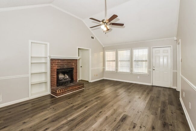 Foto del edificio - 6589 Silver Oak Cove