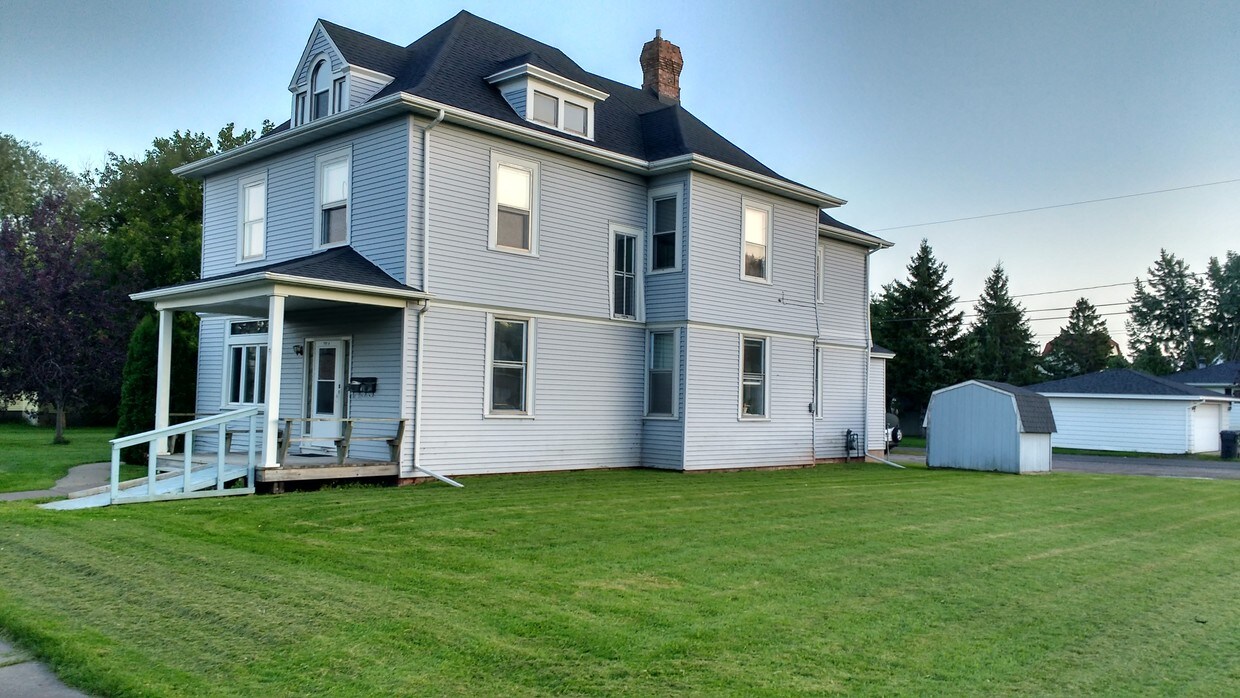 2004 E 5th St, Superior, WI 54880 Apartments in Superior, WI