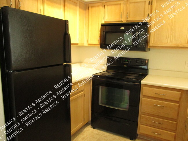 Building Photo - Gated 1 Bed 1 Bath Lakeside Unit!