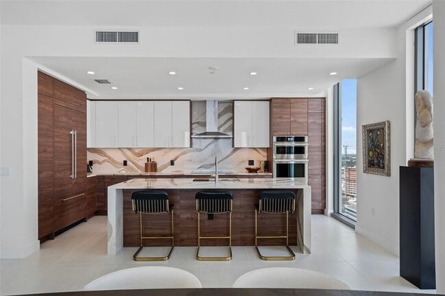 Building Photo - 301 1st St S