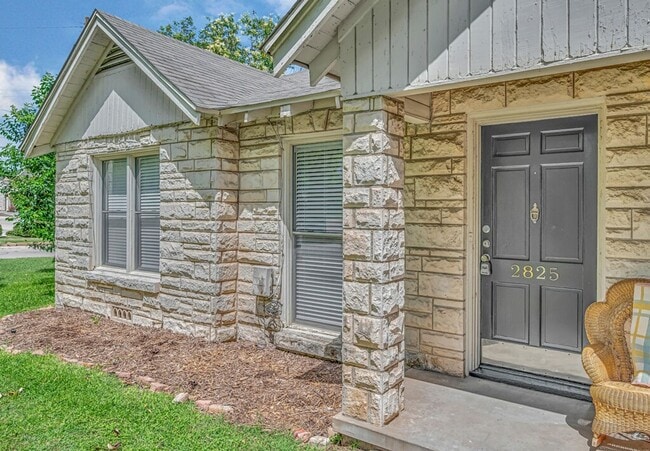 Building Photo - Newly Updated 2BD 1BA Duplex Home - Available Now!