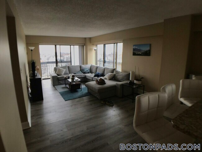 Foto del edificio - 15 N Beacon St