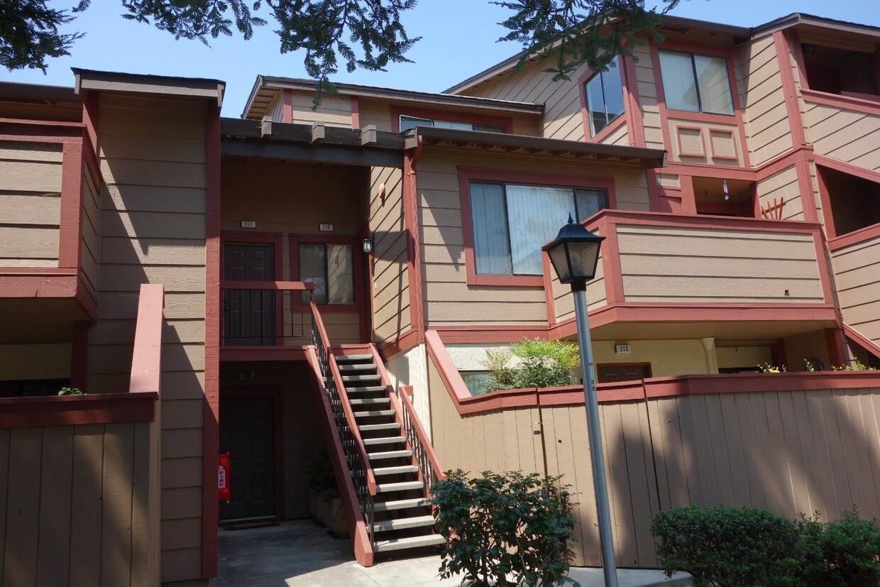 Foto principal - Bright 3-Bed condo with In-Unit Laundry, Pool Access, and Assigned Carport in Fremont