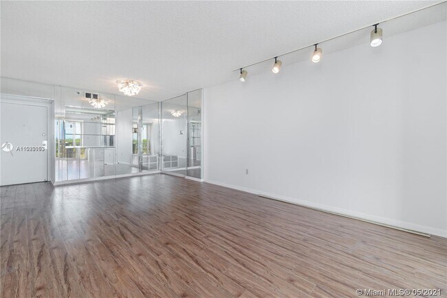 Foto del edificio - 919 Hillcrest Dr