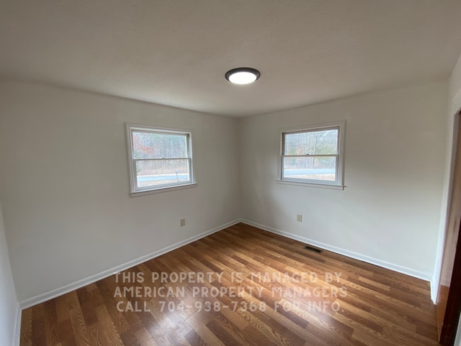 Foto del edificio - 3810 Vanderburg Dr