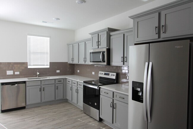 Building Photo - 3 Bedroom Townhome Minutes from Downtown O...