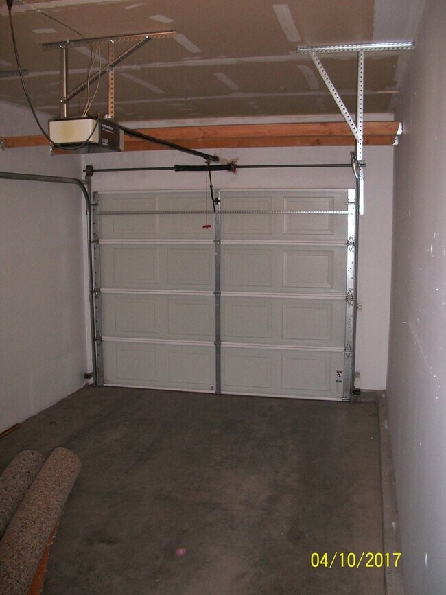 Building Photo - 3 Bedroom, 2 Bathroom duplex near -Pet Fri...
