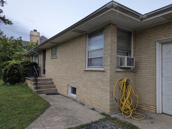 Building Photo - 219 W 79th St