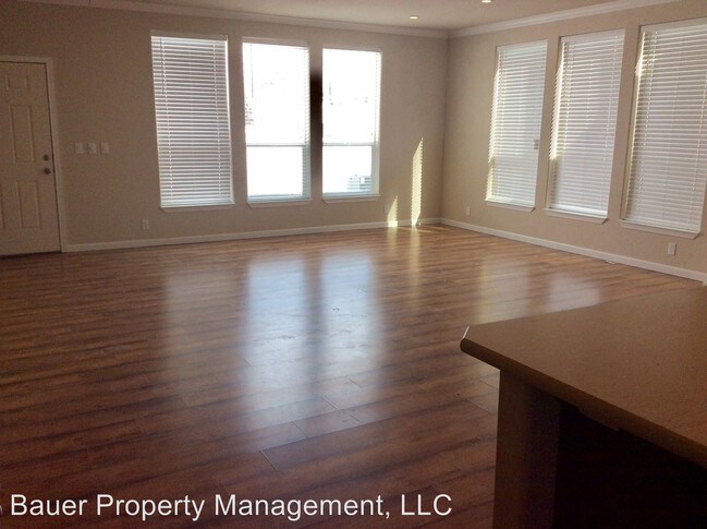 Building Photo - 3 br, 2.5 bath House - 827 2nd St E