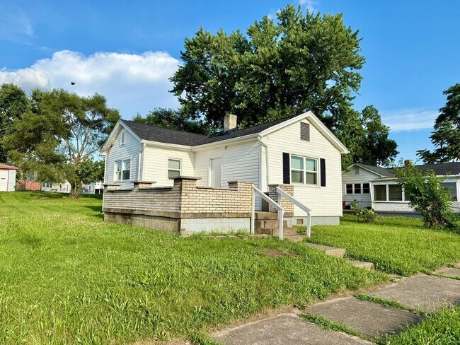 Photo - Cottage with a large porch House