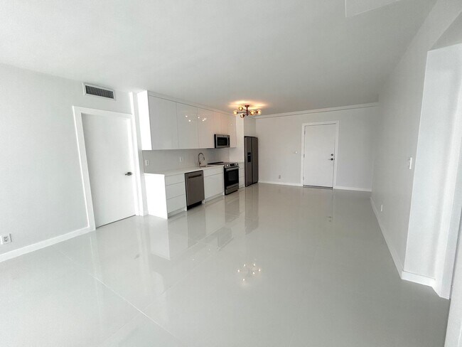 Foto del edificio - Fully Renovated East-Facing 2BR/2BA + Bonus Room | Ocean Views | In-Unit W/D