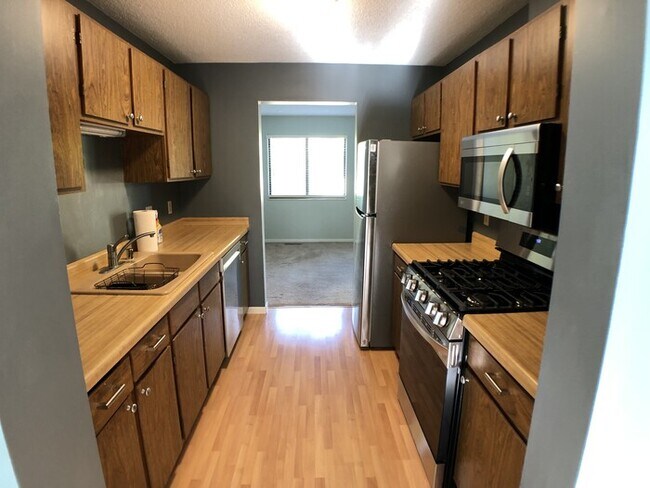 Building Photo - Available June 1st - 2 Bed/1.5 Bath Townhome in Saint Louis Park