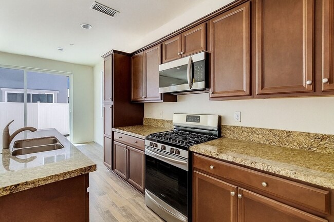 Building Photo - Spacious 4-Bedroom Home with Private Yard ...