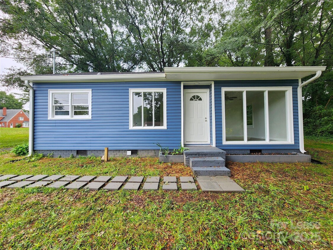 Primary Photo - 218 Hartman St