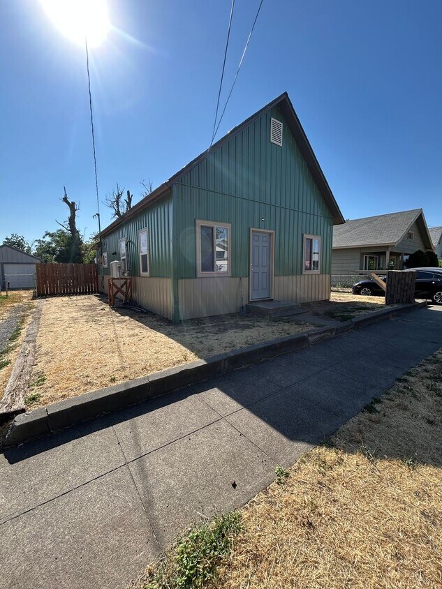 Primary Photo - 3 bedroom house close to shopping.