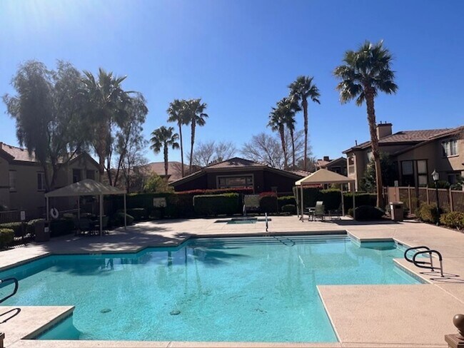 Foto del edificio - Gated Community / Community Pool / Luxury Vinyl Planking Throughout