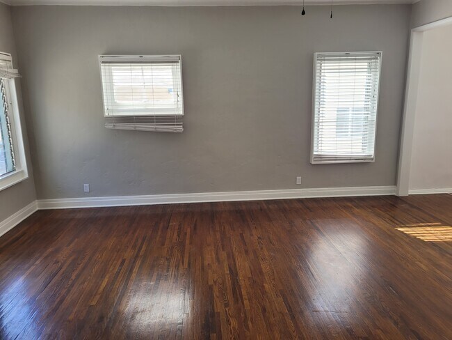 living space - 2477 Cheremoya Ave