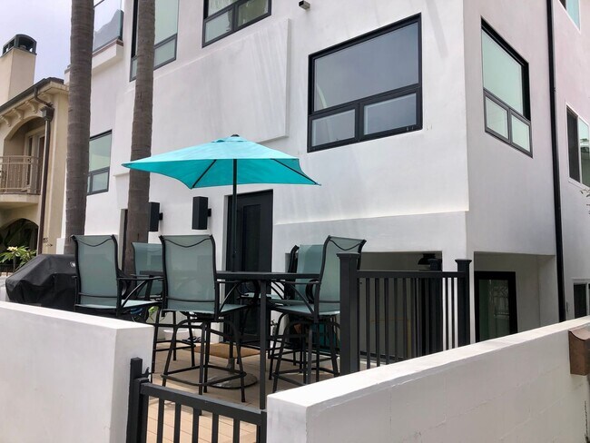 Building Photo - Meticulously Designed and Upgraded Three S...