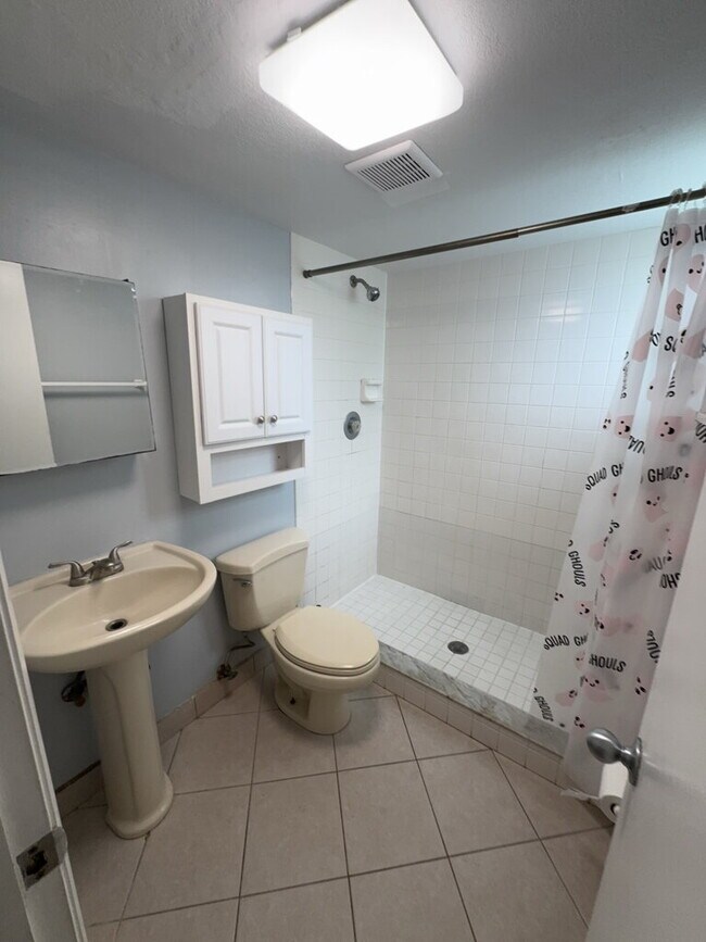 Foto del edificio - "Charming 2-Bedroom Haven in Heart of Tampa with Modern Comforts – 897 Sq Ft of Cozy Living!"