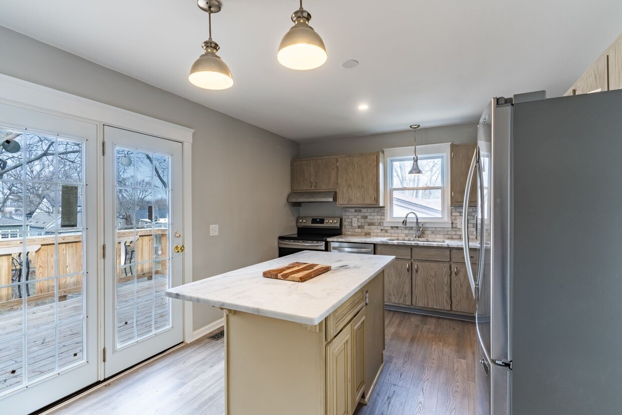 Renovated 3 bed/2 bath just minutes from Downtown!! - Renovated 3 bed/2 bath just minutes from Downtown!!