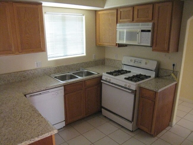 Foto del edificio - 2nd Story Condo in gated community close to the pool.