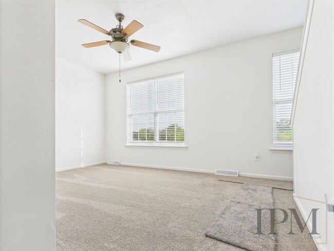 Building Photo - Newly Renovated!  3 bedrooms, 2 full baths...