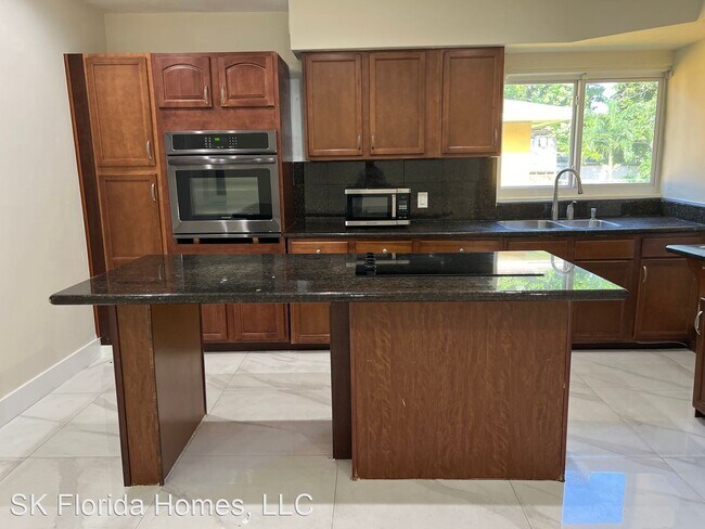 Foto del edificio - 4 br, 2.5 bath House - 871 NE 81 St