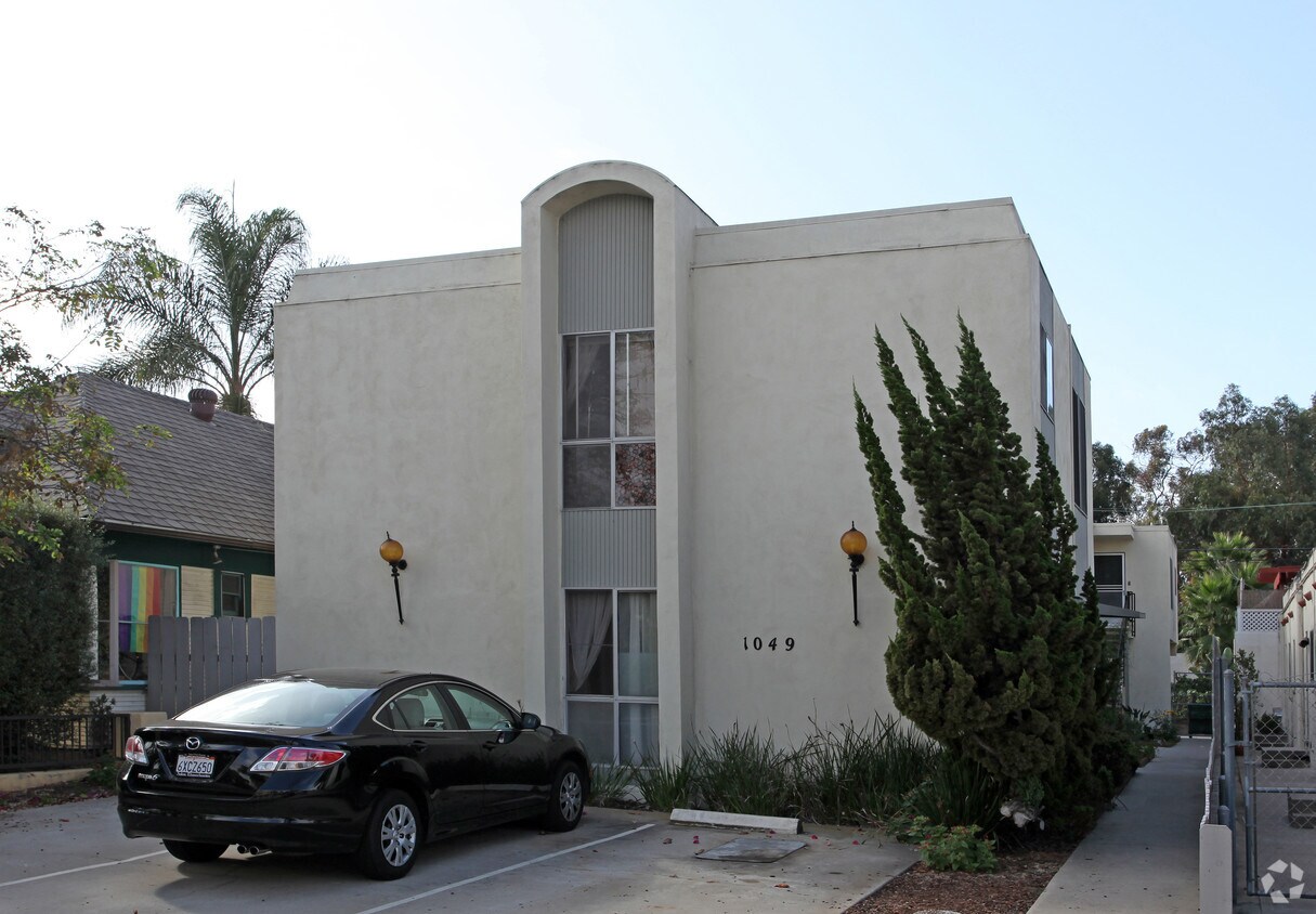 Primary Photo - 1049 Robinson Ave