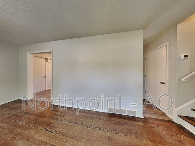 Foto del edificio - 12019 Bennington Ave