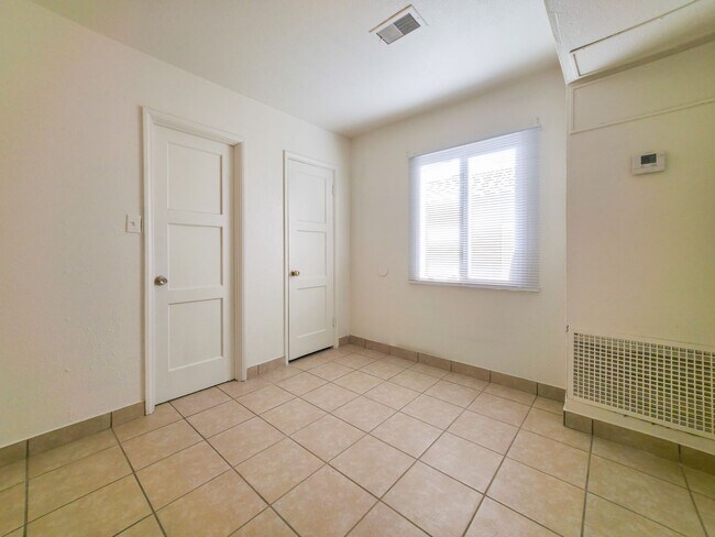 Foto del edificio - 585 W 3rd St