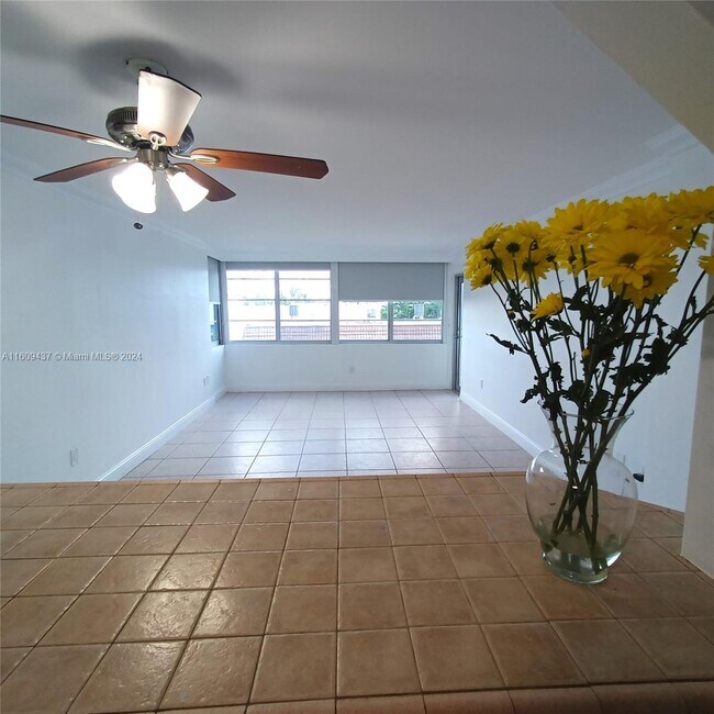Foto del edificio - 8000 Harding Ave
