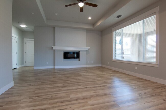 Foto del edificio - 6053 Fallworth Dr