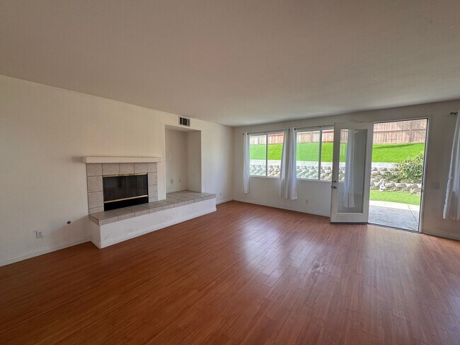 Foto del edificio - Spacious 5-Bedroom Home in Sought-After Vi...