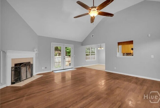 Building Photo - MOVE IN READY