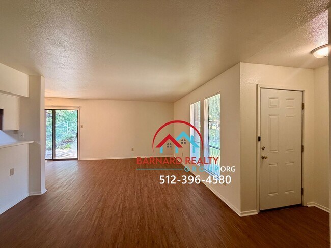 Foto del edificio - Available Now: 2 bed/1 bath duplex with car port