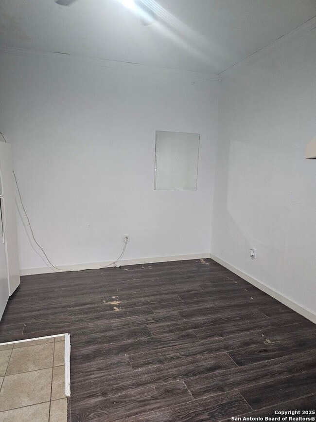 Building Photo - STUDIO APARTMENT NEAR DOWNTOWN!