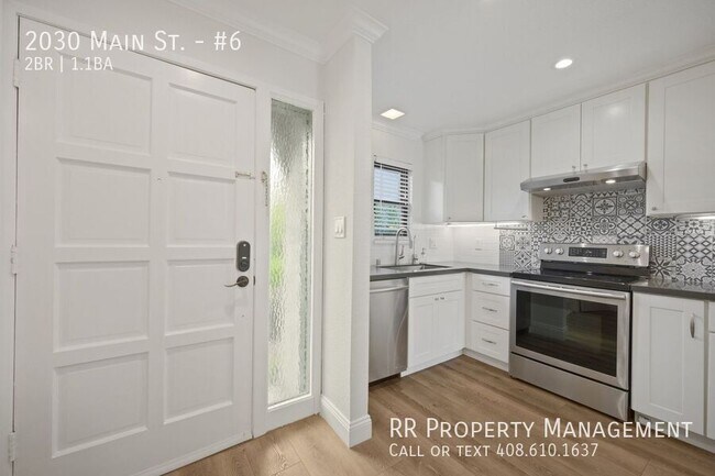 Building Photo - Luxurious End-Unit Townhome in Central San...