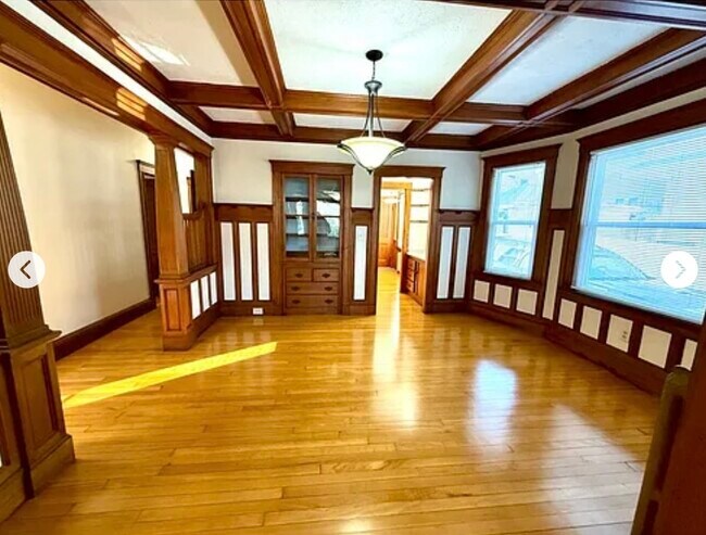 Building Photo - 389 School St