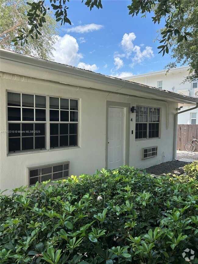 Building Photo - 571 NE 67th St