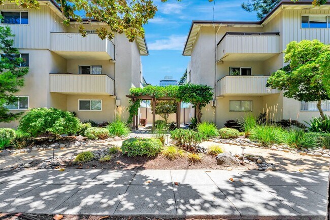Foto del edificio - Charming 2-Bedroom Condo in Downtown Palo ...